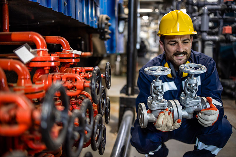 Homem trabalhando em manuteção em válvula